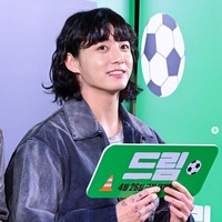 Sejumlah penggemar menilai penampilan baru Jungkook BTS terlihat menggemaskan. Pelantun Dreamers itu mengingatkan penggemar dengan karakter kartun Dora. Foto: dok. Instagram @bts.jungkook