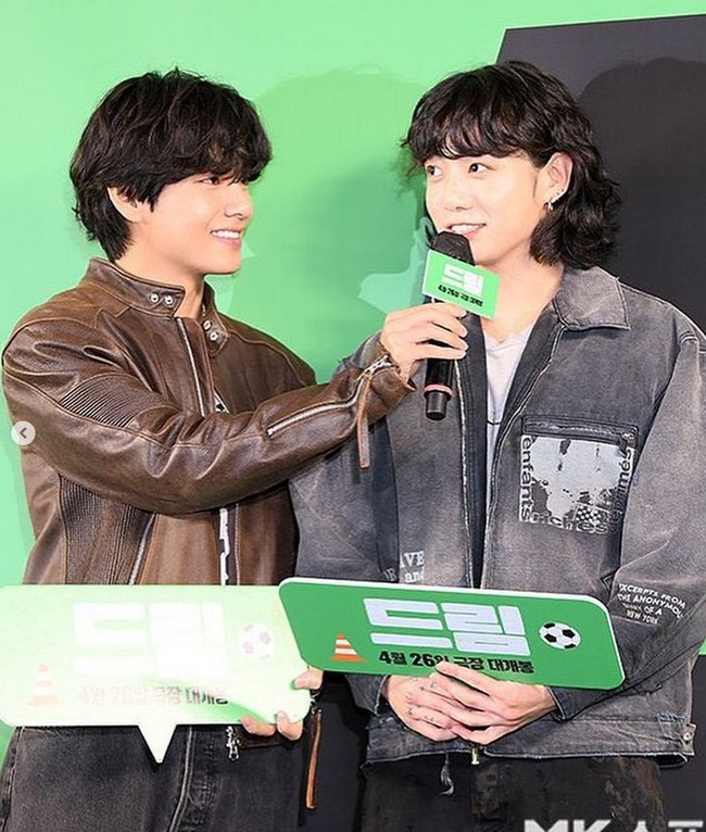 Jungkook BTS menghadiri acara pemutaran perdana film Dream yang dibintangi Park Seo Joon dan IU pada Senin (24/4/2023). Maknae grup BTS itu hadir bersama V BTS. Foto: dok. Instagram @bts.jungkook