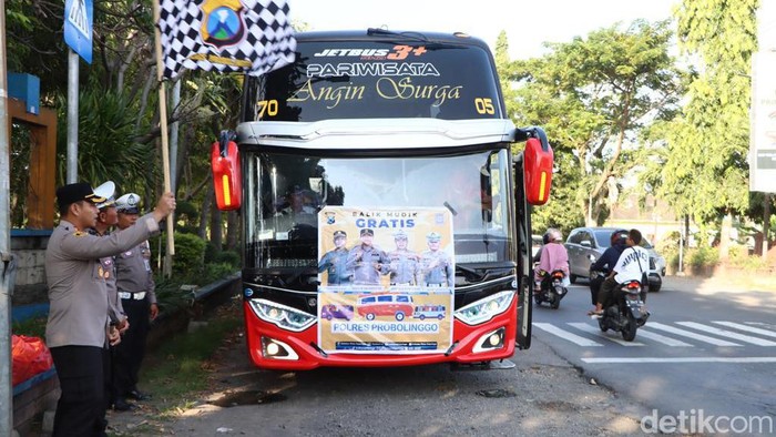 Kapolres Probolinggo melepas bus pemudik gratis