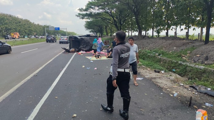 Kecelakaan tunggal dialami mobil minibus hitam yang membawa 12 pemudik dari Jember, Jawa Timur (Jatim) menuju Jakarta Utara (Jakut). Mobil tersebut mengalami kecelakaan di Jalur A Km 153 Tol Cipali, Jawa Barat pada Selasa (25/4/2023).