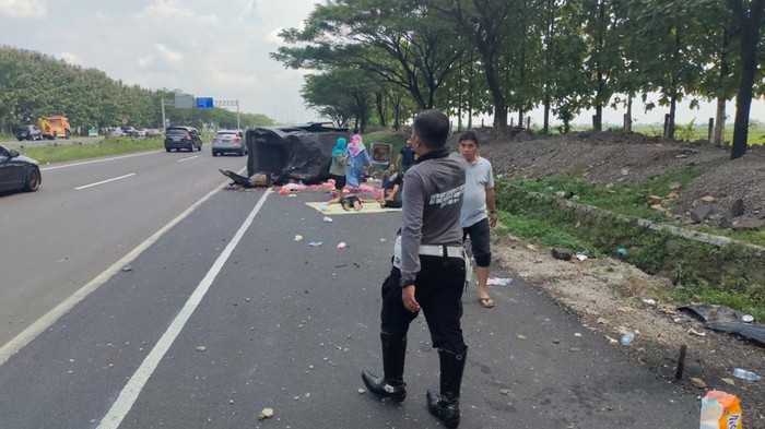 Kecelakaan tunggal dialami mobil minibus hitam yang membawa 12 pemudik dari Jember, Jawa Timur (Jatim) menuju Jakarta Utara (Jakut). Mobil tersebut mengalami kecelakaan di Jalur A Km 153 Tol Cipali, Jawa Barat pada Selasa (25/4/2023).