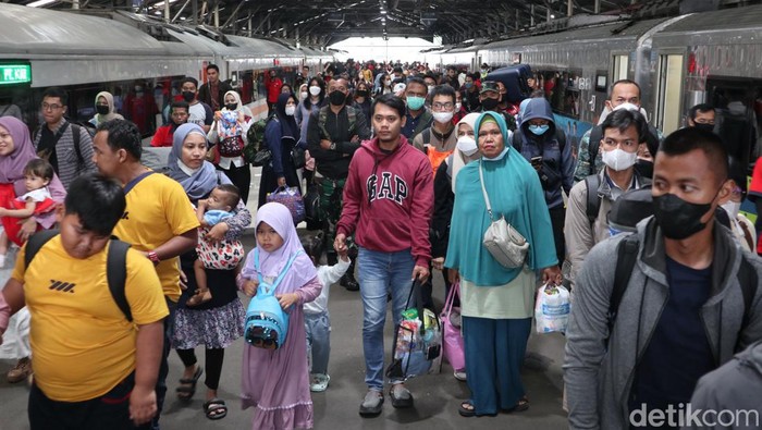 Kedatangan penumpang di Stasiun Bandung