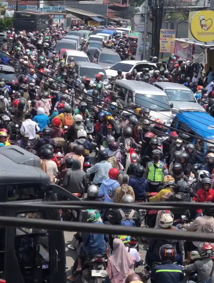 Kemacetan masih terjadi di jalur Puncak Kabupaten Bogor, Jawa Barat (Jabar). Lalu lintas di daerah Gadog terjadi kemacetan cukup parah. (dok Pribadi/Aditya)