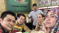 .Seperti ketika aktor berusia 46 tahun ini menyantap bubur bersama teman artis lain yaitu para aktor “Tukang Bubur Naik Haji the Series”. Foto: Instagram @iqbalpakula21