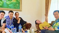 Tampaknya Iqbal Pakula memang cukup dekat dengan rekan artis lain. Kali ini Iqbal dan beberapa artis lain menikmati nasi boks dan kopi di tempat syuting. Foto: Instagram @iqbalpakula21