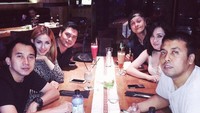 Di restoran Exodus Jakarta, Iqbal Pakula pun sempat menikmati makan malam seru bersama temannya. Mereka tampak memesan aneka jus segar. Foto: Instagram @iqbalpakula21