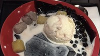 Salah satu makanan yang ia suka yaitu suguhan dessert ala Taiwan ini berupa es krim yang diberi beberapa topping. Foto: Instagram @iqbalpakula21
