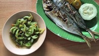 Kali ini Iqbal Pakula membagikan menu makan siangnya yang sederhana. Ada 2 ikan goreng beserta sepiring kecil sambal. Foto: Instagram @iqbalpakula21