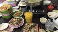 Aktor sinetron Tersanjung itu memang beberapa kali terlihat suka makan di resto AYCE. Ini dia beberapa makananan yang ia ambil untuk dimasak shabu-shabu. Foto: Instagram @iqbalpakula21