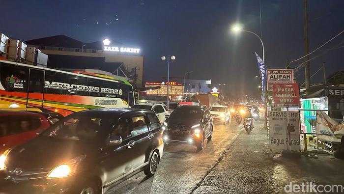 Kendaraan mulai padat di Jalan Poros Maros-Makassar, Sulawesi Selatan (Sulsel).