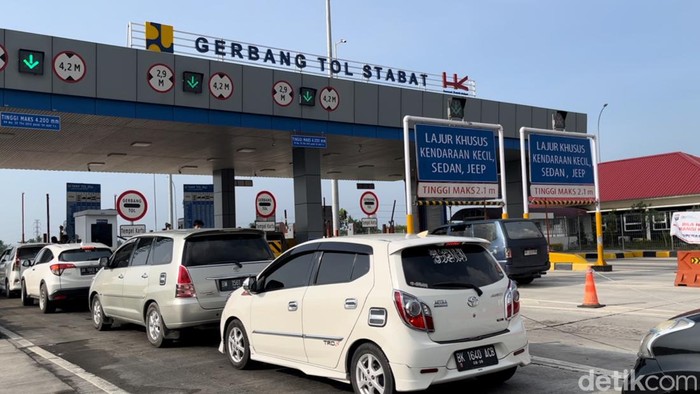 Kendaraan yang mengakses Tol Stabat. (Goklas Wisely/detikSumut)