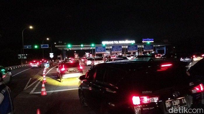 Volume kendaraan di Gerbang Tol Warugunung Surabaya naik malam ini. Kepadatan kendaraan arah Surabaya hingga 500 meter lebih.