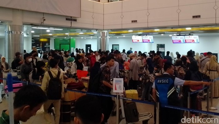 Kepadatan penumpang di terminal check in saat Arus mudik lebaran 2023.(Alamudin/detikSumut)