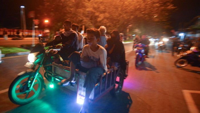 Warga melakukan evakuasi mandiri ke tempat yang lebih tinggi pascagempa di Jl Bypass Koto Tangah, Padang, Sumatera Barat, Selasa (25/4/2023). BMKG mengeluarkan peringatan potensi tsunami akibat gempa Magnitude 7,3 yang dimutakhirkan menjadi 6,9 di 177 km Barat Laut Kepulauan Mentawai pada Selasa (25/4/2023) pukul 03:00:57 WIB, sehingga sebagian besar warga di kota itu mengungsi ke tempat yang lebih tinggi. ANTARA FOTO/Iggoy el Fitra/rwa.