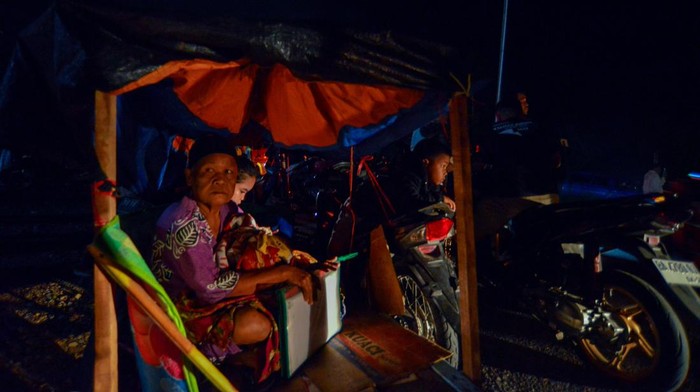 Warga melakukan evakuasi mandiri ke tempat yang lebih tinggi pascagempa di Jl Bypass Koto Tangah, Padang, Sumatera Barat, Selasa (25/4/2023). BMKG mengeluarkan peringatan potensi tsunami akibat gempa Magnitude 7,3 yang dimutakhirkan menjadi 6,9 di 177 km Barat Laut Kepulauan Mentawai pada Selasa (25/4/2023) pukul 03:00:57 WIB, sehingga sebagian besar warga di kota itu mengungsi ke tempat yang lebih tinggi. ANTARA FOTO/Iggoy el Fitra/rwa.