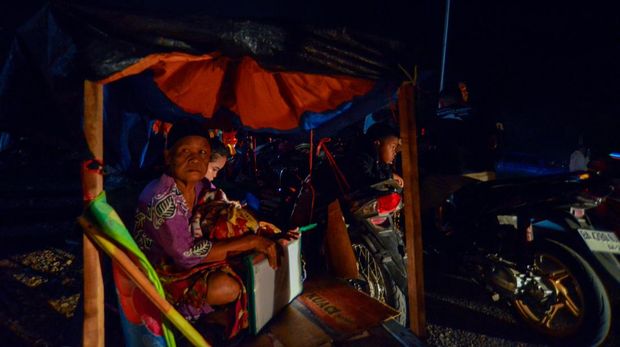 Warga melakukan evakuasi mandiri ke tempat yang lebih tinggi pascagempa di Jl Bypass Koto Tangah, Padang, Sumatera Barat, Selasa (25/4/2023). BMKG mengeluarkan peringatan potensi tsunami akibat gempa Magnitude 7,3 yang dimutakhirkan menjadi 6,9 di 177 km Barat Laut Kepulauan Mentawai pada Selasa (25/4/2023) pukul 03:00:57 WIB, sehingga sebagian besar warga di kota itu mengungsi ke tempat yang lebih tinggi. ANTARA FOTO/Iggoy el Fitra/rwa.