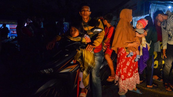 Warga melakukan evakuasi mandiri ke tempat yang lebih tinggi pascagempa di Jl Bypass Koto Tangah, Padang, Sumatera Barat, Selasa (25/4/2023). BMKG mengeluarkan peringatan potensi tsunami akibat gempa Magnitude 7,3 yang dimutakhirkan menjadi 6,9 di 177 km Barat Laut Kepulauan Mentawai pada Selasa (25/4/2023) pukul 03:00:57 WIB, sehingga sebagian besar warga di kota itu mengungsi ke tempat yang lebih tinggi. ANTARA FOTO/Iggoy el Fitra/rwa.