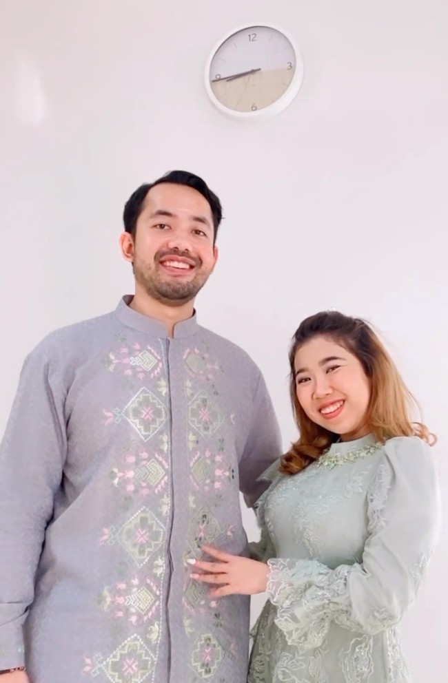 Kiky Saputri merayakan lebaran pertamanya sebaagai istri Khairi dengan mengenakan dress warna hijau sage. Foto: Dok. Instagram