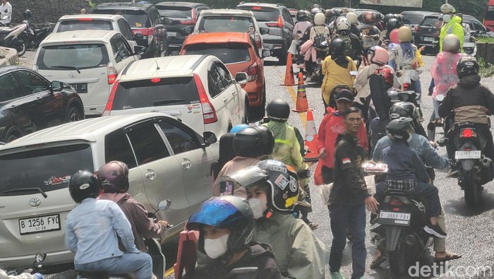 Kondisi arus lalin Cianjur menuju Puncak, Selasa (25/4/2023).