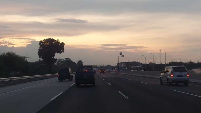 Kondisi di Tol Cikampek, selepas gerbang Tol Cikarang Utama, Selasa (25/4/2023) pukul 18.09 WIB.