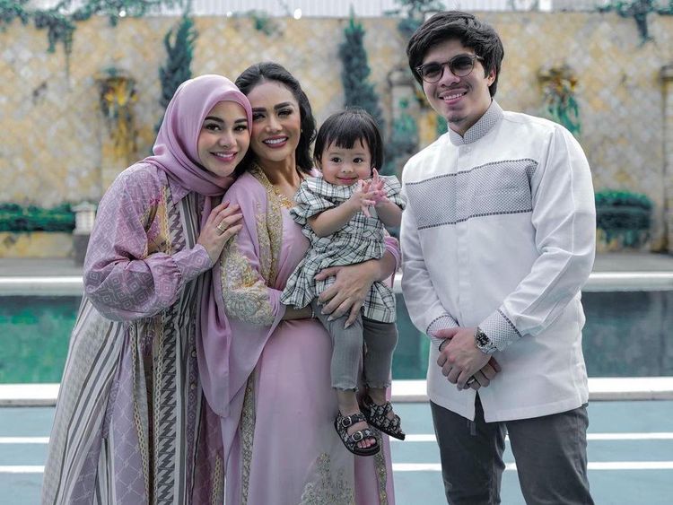 Happy Banget! 7 Keseruan Aurel, Atta dan Ameena Akhirnya Lebaran Bareng KD