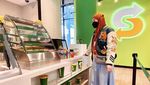 Kulineran Cantik Inara Rusli, Tetap Modis Meski Memakai Cadar
