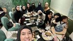 Kulineran Cantik Inara Rusli, Tetap Modis Meski Memakai Cadar