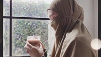 Menikmati secangkir kopi jadi cara Inara untuk bersantai di rumah dan mengisi waktu luang. Foto: Instagram @mommy_starla