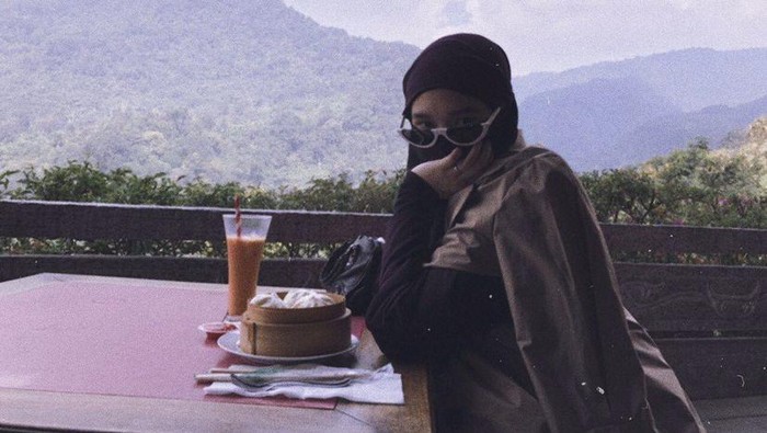 Kulineran Cantik Inara Rusli, Tetap Modis Meski Memakai Cadar