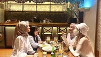 Ngumpul bersama teman-temannya. Inara asyik mencicipi berbagai makanan di restoran modern, dengan para sahabatnya yang sudah berteman selama 15 tahun. Foto: Instagram @mommy_starla