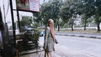 Sehabis kulineran makan Sate Klatak Pak Man, tak lupa Inara langsung berpose dengan pakaiannya yang serba modis. Foto: Instagram @mommy_starla