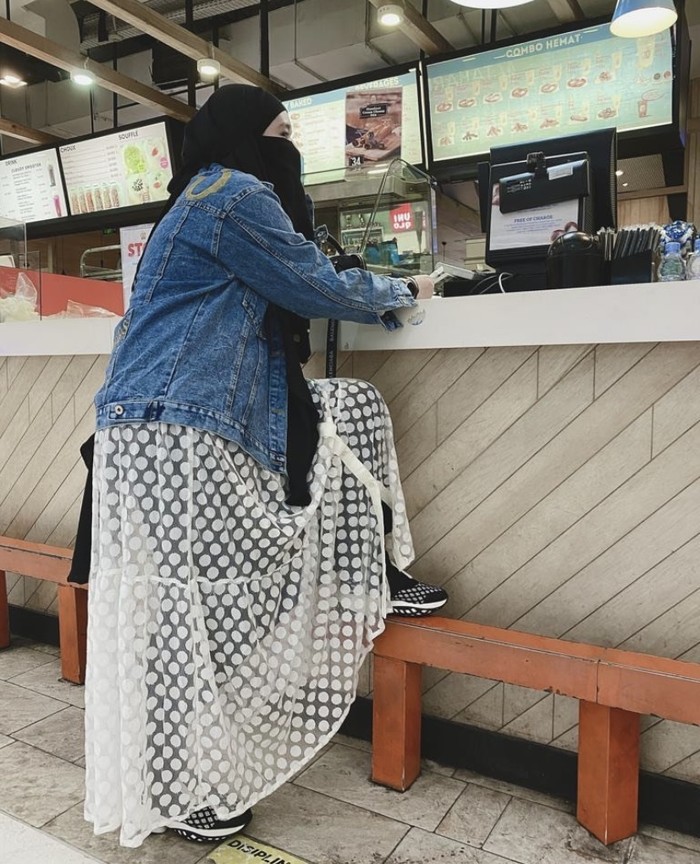 Kulineran Cantik Inara Rusli, Tetap Modis Meski Memakai Cadar Kulineran Cantik Inara Rusli, Tetap Modis Meski Memakai Cadar