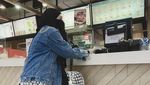 Kulineran Cantik Inara Rusli, Tetap Modis Meski Memakai Cadar