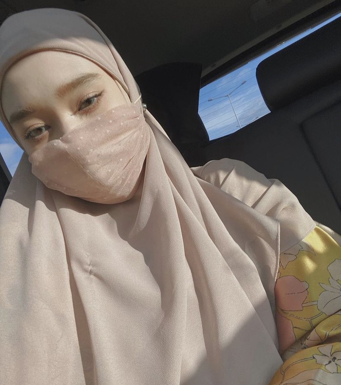 Kulineran Cantik Inara Rusli, Tetap Modis Meski Memakai Cadar