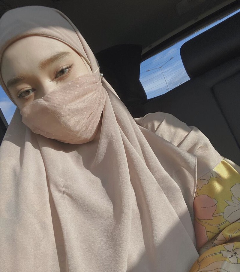 Kulineran Cantik Inara Rusli, Tetap Modis Meski Memakai Cadar