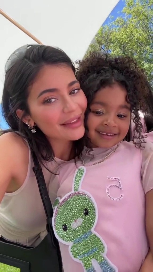 Pada tahun 2018, Kylie melahirkan putrinya, Stormi Webster, dari hubungannya dengan rapper Travis Scott. Perannya sebagai ibu membawa dimensi baru dalam hidupnya, meski ia tetap mempertahankan citra glamor. Foto: TikTok Kylie Jenner