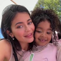 Pada tahun 2018, Kylie melahirkan putrinya, Stormi Webster, dari hubungannya dengan rapper Travis Scott. Perannya sebagai ibu membawa dimensi baru dalam hidupnya, meski ia tetap mempertahankan citra glamor. Foto: TikTok Kylie Jenner