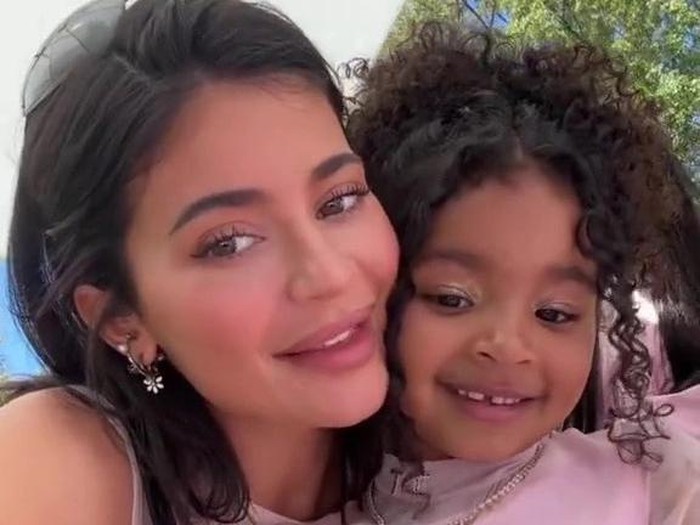 Kylie Jenner masak pancake bareng Stormi