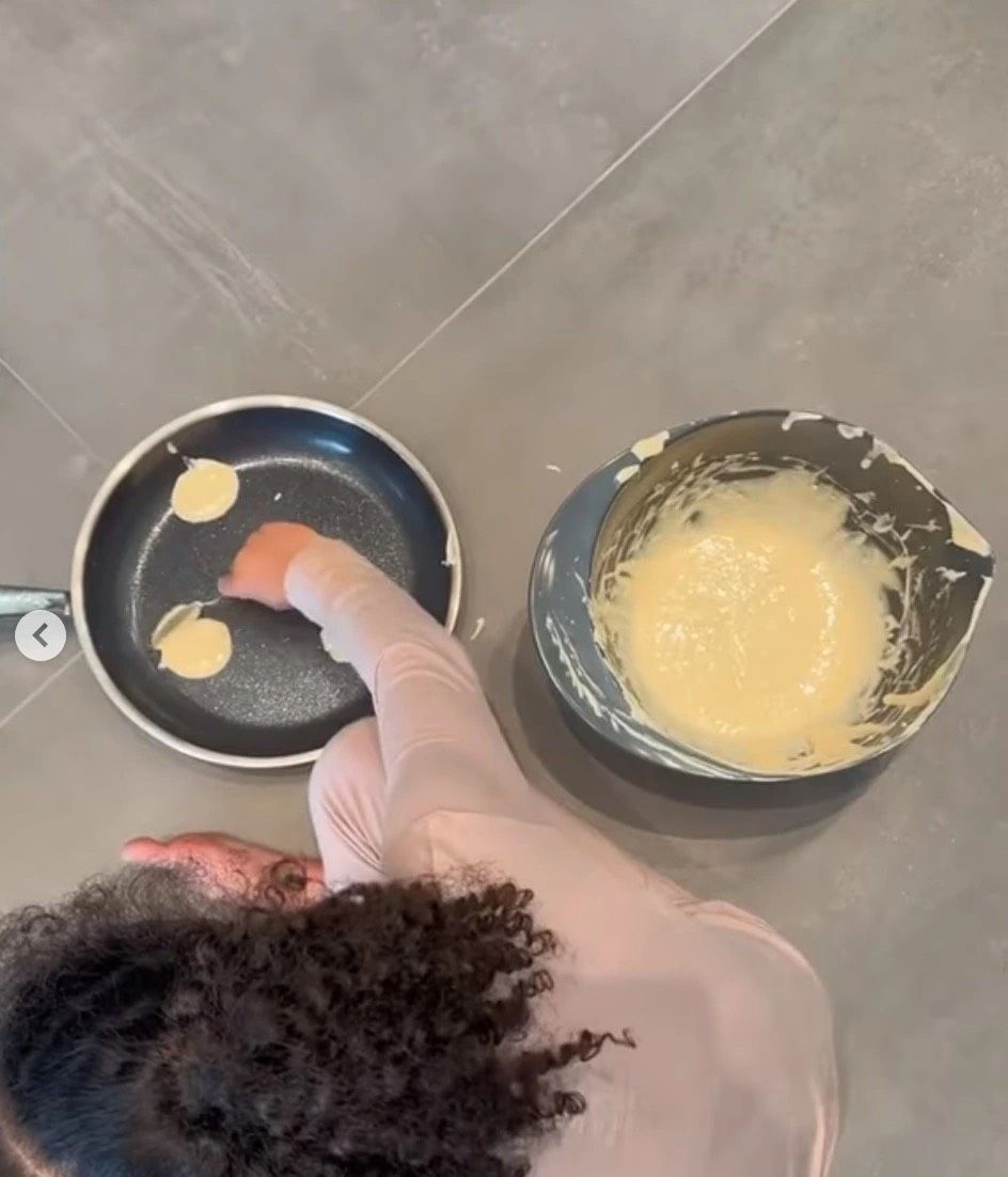 Kylie Jenner masak pancake bareng Stormi