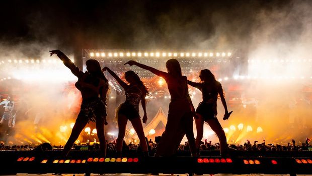 Lisa, Jisoo, Jennie, dan Rosé dari BLACKPINK tampil di Coachella Stage selama Festival Musik dan Seni Coachella Valley 2023 pada 22 April 2023 di Indio, California. (Emma McIntyre/Getty Images for Coachella)