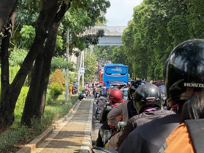 Macet di Jalan TB Simatupang arah Ragunan (Devi/detikcom)