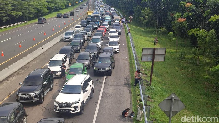 Macet di Tol Jagorawi gegara penerapan one way Puncak-Jakarta (Rizky Adha Mahendra/detikcom)