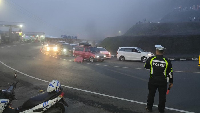 Kabut tebal menyelimuti kawasan Puncak, Jawa Barat (Jabar), di tengah macet yang masih terjadi hingga Selasa (25/4) pagi. Pengendara dari Cianjur menuju Puncak ataupun sebaliknya diminta berhati-hati.
