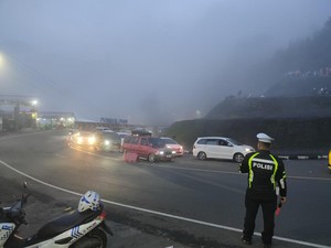 Macet Horor Puncak Diselimuti Kabut Pagi Ini, Pengendara Diminta Waspada