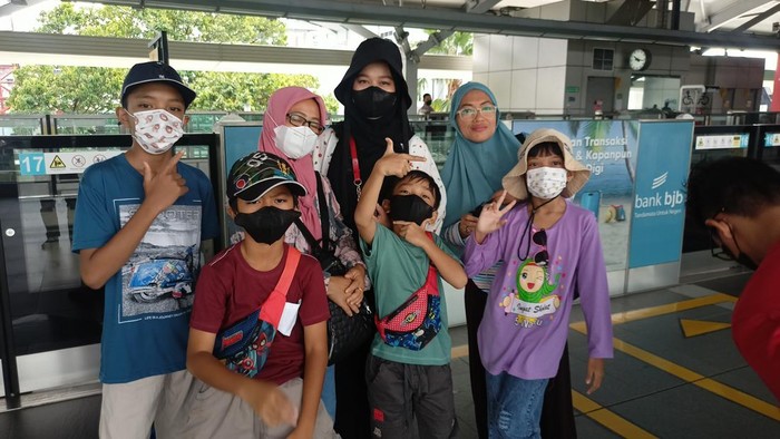 Melinda dan Keluarga coba MRT di Jakarta