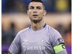 Foto Lama Ronaldo Ciuman dengan Artis Bollywood Viral Lagi