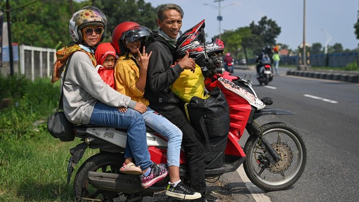 Perjalanan mudik dengan sepeda motor, tentu tidak mudah dilakukan. Namun hal tersebut tak mengurai semangat mereka demi bertemu keluarga di kampung halaman.