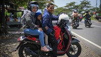 “Perjalanan dengan bus umum atau kereta api untuk empat orang di keluarga saya setidaknya membutuhkan Rp1 juta sekali jalan,” kata Bisri. Dengan sepeda motor, dia hanya perlu merogoh kocek Rp100 ribu untuk bensin agar bisa sampai Purwokerto.