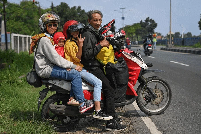 Perjalanan mudik dengan sepeda motor, tentu tidak mudah dilakukan. Namun hal tersebut tak mengurai semangat mereka demi bertemu keluarga di kampung halaman.