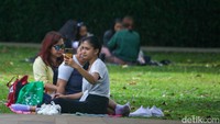 Warga mengunjungi Hutan Kota GBK bersama teman atau keluarganya. 